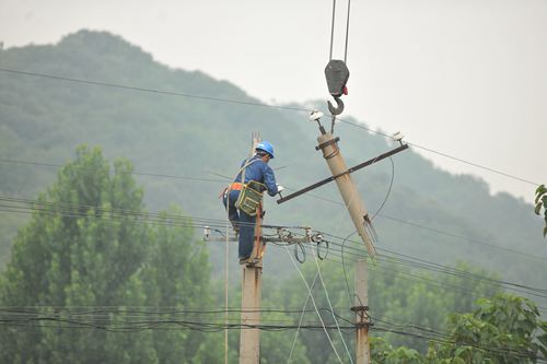     7月18日凌晨，一场强对流天气导致济源坡头镇10千伏韦园线一基杆塔滑坡并压断相邻的400伏线路和线杆，当天6时，天一亮，济源供电公司就组织人员对线路进行抢修，快速恢复线路正常供电。 

  
  
  