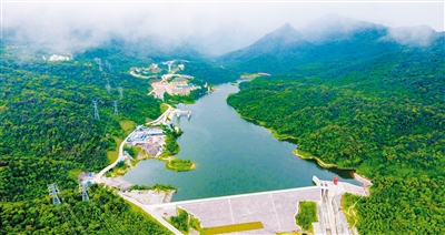 7月14日，在琼中黎族苗族自治县黎母山镇境内的琼中抽水蓄能电站下水库，蓄水充足的水库看似高峡中的平湖。当天，下水库水位247.57米，离正常蓄水位253米还差5.43米，目前该电站正在完善其他配套设施，力争年底投产发电