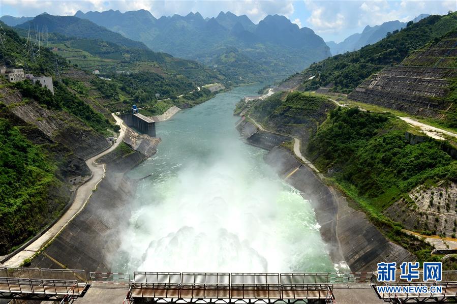 由于防洪调度等需要，位于红水河上游广西河池市天峨县境内的龙滩水电站7月25日起开闸泄洪。大坝开闸放水时，湖水从世界最高的碾压混凝土大坝倾泻而下，形成场面壮观的人工瀑布，吸引众多游客和摄影爱好者围观拍照