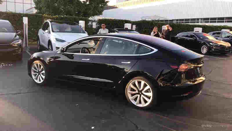 还记得特斯拉的CEO马斯克说要在Model3上打造太阳能车顶的想法儿么？说实话，本人并不看好这种设计，因为在技术上会有很多的难点所在。这不，公司在研究了几个月之后说这个方法并不太可行