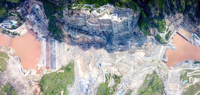 流金七月，金沙江河谷“熱浪”洶涌。入夏兩月以來，烏東德水電站工程施工區(qū)頻受高溫襲擊，最高日溫可達42度