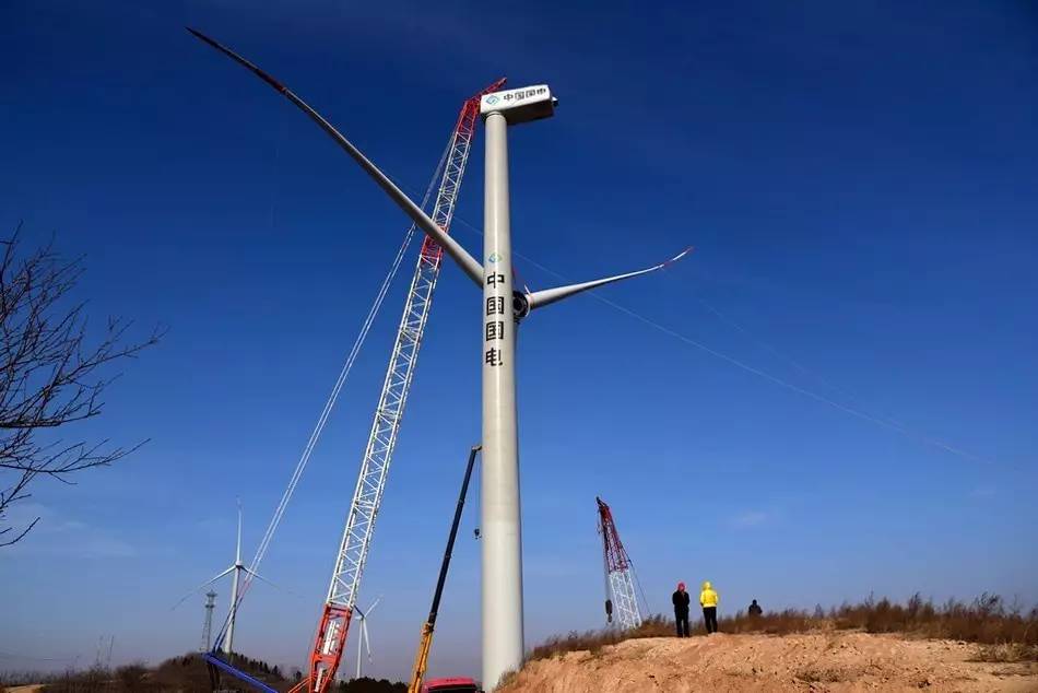 在風電場，風力發(fā)電機組吊裝時有一個規(guī)定，頂段塔筒吊裝完后，當天必須吊裝完機艙，原因是什么呢?下面為大家簡單分析一下。從流體的角度來分析，任何非流線型物體，在恒定流速下，都會在物體兩側(cè)交替地產(chǎn)生脫離結(jié)構(gòu)物表面的旋渦