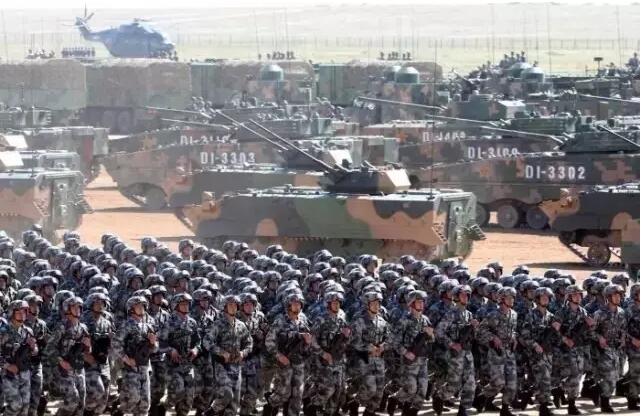 7月30日，慶祝中國(guó)人民解放軍建軍90周年的大閱兵在內(nèi)蒙古自治區(qū)的朱日和訓(xùn)練基地隆重舉行。與以往的廣場(chǎng)閱兵不同，本次閱兵實(shí)實(shí)在在展現(xiàn)了中國(guó)軍人“沙場(chǎng)男兒”的本色，一場(chǎng)大閱兵過(guò)后，我軍“圈粉無(wú)數(shù)”~點(diǎn)擊下方視頻，回顧中國(guó)軍人的沙場(chǎng)風(fēng)姿↓↓（視頻來(lái)源：“參考消息”）這次閱兵之后，跟著“中國(guó)軍人”一起刷爆朋友圈的還有“朱日和”這個(gè)名字