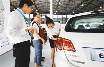  8月3日，2017全球新能源汽車(chē)大會(huì)未來(lái)汽車(chē)展在上海新國(guó)際博覽中心開(kāi)幕，國(guó)內(nèi)外新能源汽車(chē)生產(chǎn)、租賃以及配套電池等方面近40家企業(yè)參展，集中展示純電動(dòng)汽車(chē)整車(chē)、制造技術(shù)以及電動(dòng)車(chē)前沿科技。圖為工作人員向參觀者介紹一款電動(dòng)汽車(chē)充電指標(biāo)