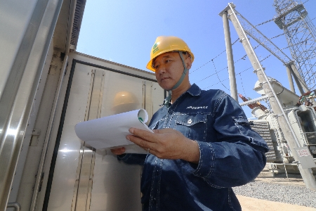 針對夏季天氣復雜多變的特點，濟源供電公司加大巡視排查力度，對所轄變電站設(shè)備的一二次設(shè)備、基礎(chǔ)設(shè)施等進行一次拉網(wǎng)式巡查，消除隱患，全力保障電網(wǎng)的安全穩(wěn)定運行。8月9日，該公司變電運檢人員對110千伏克井變電站進行巡視