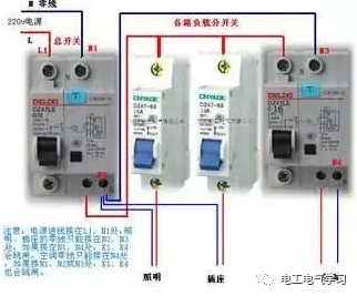 空氣開(kāi)關(guān)與漏電開(kāi)關(guān)差別：空氣開(kāi)關(guān)是發(fā)生短路事故或故障才動(dòng)作跳閘，而漏電保護(hù)開(kāi)關(guān)是人身發(fā)生觸電時(shí)才動(dòng)作跳閘;空氣開(kāi)關(guān)容量可大可小，而漏電保護(hù)開(kāi)關(guān)容量不易做大，一般單相居多?？諝忾_(kāi)關(guān)與漏電開(kāi)關(guān)原理不一樣，結(jié)構(gòu)更不一樣，絕對(duì)不能替代