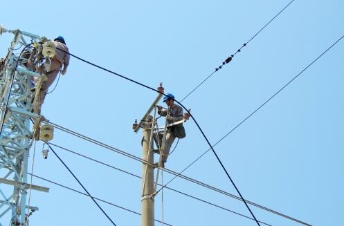 近日,在晉江市金井鎮(zhèn)東環(huán)路電力線路施工現(xiàn)場(chǎng)一片繁忙，晉江供電公司組織20多名施工人員正緊張地對(duì)110kV金井變10kV玉山線、丙洲線、草湖線進(jìn)行全面的升級(jí)改造，將部分水泥桿、分段開關(guān)存在缺陷的進(jìn)行處理。這是國(guó)網(wǎng)晉江供電公司提升電網(wǎng)抗險(xiǎn)能力，備戰(zhàn)防汛抗臺(tái)工作的其中一個(gè)場(chǎng)景