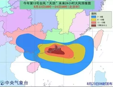 中國中央氣象臺(tái)23日消息，今年第13號(hào)臺(tái)風(fēng)“天鴿”已于23日早晨加強(qiáng)為強(qiáng)臺(tái)風(fēng)級(jí)，9時(shí)其中心距離廣東省珠海市東南方約95公里，中心附近最大風(fēng)力有14級(jí)(45米/秒)。對(duì)此，中央氣象臺(tái)發(fā)布今年首個(gè)臺(tái)風(fēng)紅色(最高級(jí))預(yù)警