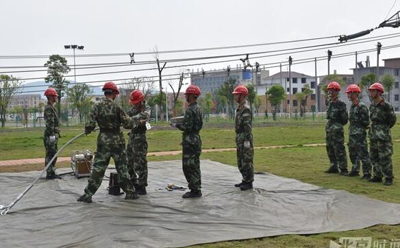 為提高部隊(duì)遂行電網(wǎng)搶修能力，連日來(lái)，武警水電六支隊(duì)積極組織進(jìn)行電網(wǎng)專(zhuān)業(yè)技能訓(xùn)練，強(qiáng)化單兵專(zhuān)業(yè)技能和分隊(duì)協(xié)同作業(yè)能力，為遂行電網(wǎng)搶修任務(wù)奠定扎實(shí)基礎(chǔ)。“首戰(zhàn)用我，用我必勝……”，隨著指揮員模擬任務(wù)的下達(dá)，官兵以高昂的士氣，嘹亮的口號(hào)迅速進(jìn)入各自戰(zhàn)位實(shí)施作業(yè)