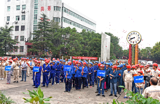 9月12日，耒阳发电公司举行3号机组超低排放改造工程开工仪式，该公司总经理吴家祥，党委书记曾宪权，副总经理冯伟、廖利民，纪委书记杨宏业，工会主席吴志雄，总工程师龚资林，总会计师韩庆华出席活动。吴家祥对工程顺利开工表示祝贺，并表示此次超低排放改造工程意义重大，要求各总、分承包单位坚持“优质工程、质量第一”的思想，认真履行合同