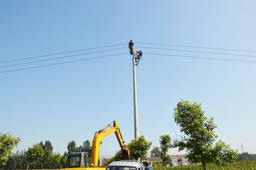 近日，濟(jì)源供電公司利用天氣晴好溫度事宜有利時(shí)機(jī)，對(duì)配電網(wǎng)線路及設(shè)備開展拉網(wǎng)式隱患排查，發(fā)現(xiàn)隱患立即整改。圖為9月7日，該公司亞橋供電所工作人員將10千伏水屯線Ⅱ支線3號(hào)桿升高，解決導(dǎo)線對(duì)地安全距離不夠隱患