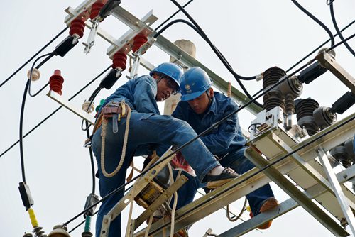 8月23日，濟(jì)源供電公司為10千伏承留線18號(hào)桿加裝開關(guān)，以實(shí)現(xiàn)該條線路的雙電源供電，提高當(dāng)?shù)鼐用竦墓╇娍煽啃浴?
  
  
  