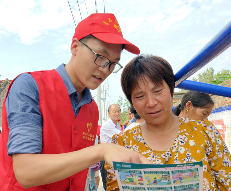 商水縣供電公司針對農(nóng)村季節(jié)特點(diǎn)，組織青年志愿者走進(jìn)翟樓村，向村民發(fā)放安全用電手冊，張貼警示標(biāo)識，入戶排查線路隱患，為秋收秋種提供堅強(qiáng)的電力保障。圖為9月15日，該公司員工為村民講解安全用電知識