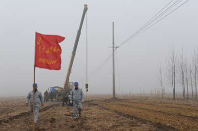 豐南電力局黨員服務隊牢記電力服務的“四個”宗旨，堅守神圣職責。近日，在該局黨員服務隊隊員們高舉服務隊的旗幟，穿著統(tǒng)一的服裝，在春耕前，他們有計劃、有步驟地分成小組，對轄區(qū)電力設施設備逐村、逐戶進行了全方位，拉網(wǎng)式的巡視排查，對查出的問題及時消缺，提前做好了保春耕供電的準備工作，確保農(nóng)民春耕供電“零缺陷”