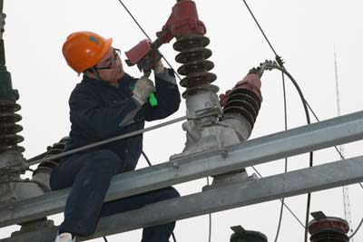 在春季安全大檢查中，唐河縣電業(yè)局對所轄14座變電站設備進行全面檢修維護，消除隱患。圖為3月22日，該局職工在35千伏祁儀變電站檢修維護設備