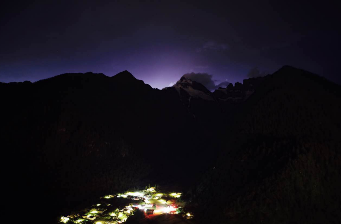 　　夜幕下雨崩村内的万家灯火。周志旺 摄作为南方电网公司辖区内唯一藏区，5年前，迪庆实现全面通电