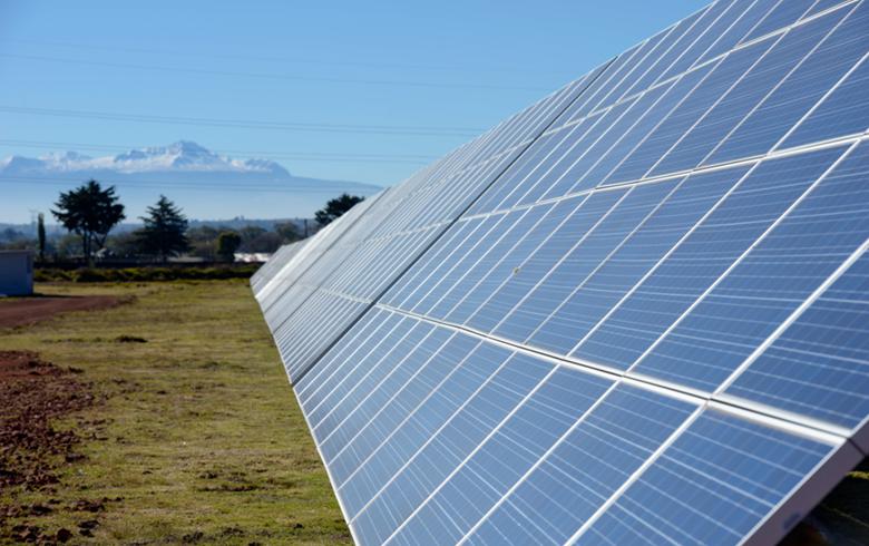 
            	意大利國家電力公司Enel周一宣布將位于墨西哥的清潔能源發(fā)電設(shè)施多數(shù)股權(quán)出售給加拿大機構(gòu)投資商CDPQ和墨西哥養(yǎng)老基金CKD IM，累計裝機容量達到1.7吉瓦。根據(jù)交易信息，Enel將出售位于墨西哥的Holdco能源控股公司80%股權(quán)，交易金額達到13.5億美元，具體包括1吉瓦太陽能發(fā)電設(shè)施和0.7吉瓦風(fēng)電設(shè)施，其中三個為在營發(fā)電站，其余五個還在建設(shè)中