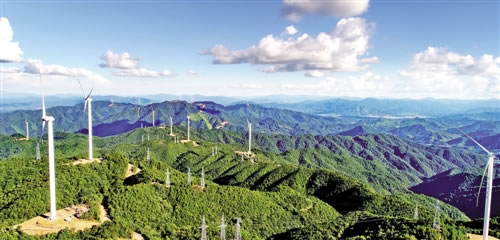 
	

	　　8月29日，江西全南天排山风电场40台已经安装好的风力发电机矗立在群山之中，点缀在蓝天白云间，构成美丽的景观。

	　　据了解，该项目总投资8.7亿元，将安装50台单机容量2兆瓦的风力发电机组，预计年上网电量约17260万千瓦时