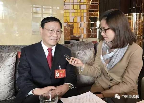 　　 　　陈进行委员接受中国能源报上会记者采访 　　能混能源圈，一看你就不是一般的女同志 　　各位女神，节日快乐！ 　　两会仍在持续报道，我们的上会记者采访到了全国政协委员、大唐集团公司董事长、党组书记陈进行。他通过我们的平台向大家送上了节日祝福：祝能源行业所有女同胞三八国际劳动妇女节快乐！ 　　同时，他还对电力结构性变化、煤电产能是否过剩、清洁能源发展等问题进行解答，干货满满