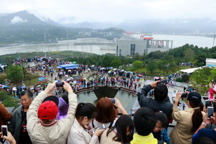      　　10月10日，湖北省旅游委公布了湖北省A级旅游景区“红黑榜”，三峡大坝旅游区因流量管控得力、旅游秩序平稳、服务管理规范、游客满意度高，荣登2017年全省A级旅游景区红榜。               黄金周期间坛子岭上游人如织，游客纷纷拍下坝区美景（摄影：谭树勇）          　　据了解，2016年、2017年湖北省旅游委连续两年对全省A级景区“全面体检”