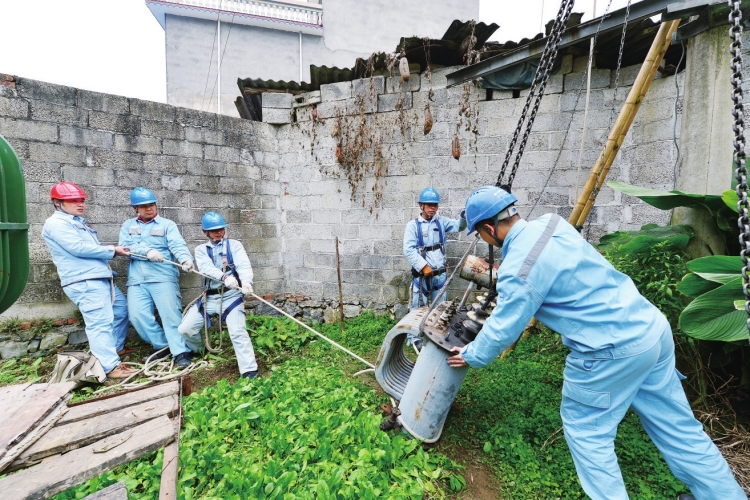 
　　成团供电所加快解决台区重过载问题。 卫晓龙 摄

　　成团供电所员工到田间地头，了解群众用电需求