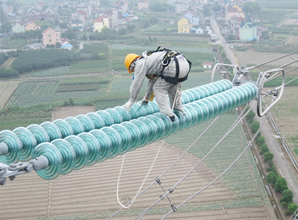 

　　“手抓緊！腳踩穩(wěn)！上塔注意安全……”帶電班班長馬軍海向即將開展帶電作業(yè)的隊友大聲叮囑。9月27日上午，在上虞瀝海鎮(zhèn)內(nèi)，紹興供電公司輸電運檢室的工作人員們爬上500千伏古亭5452線53#鐵塔，在 “生命禁區(qū)” 超高壓導(dǎo)線上演繹電路版白衣天使