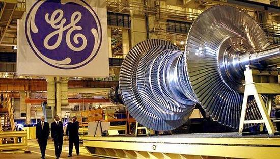 　　据媒体报道，通用电气公司(General Electric Co.， GE)大幅下调2017年业绩预期，同时新任首席执行长John Flannery公布重组计划，目标是让这家处于困境的巨头退出逾200亿美元业务。 图片来自网络，侵删 　　近日，通用电气公布第三财季，利润下滑至18亿美元，受钜额重组支出拖累，上年同期为20亿美元