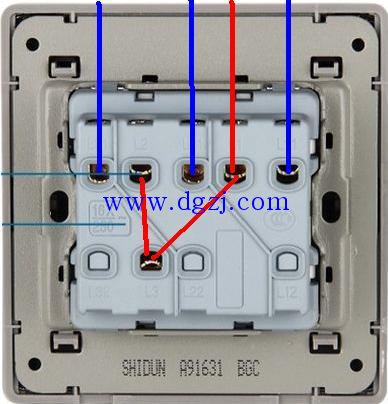 
        	三联单控开关怎么接线?三联单控开关接线图解 
 
并不是5个接线孔就要接5根线，如图，3开开关只需要4根线：1根火线+3根相线。 
按图先把火线接上（红色线），然后相线（蓝色）挨个碰，可能有的相线需要接一起的，所以线比较多