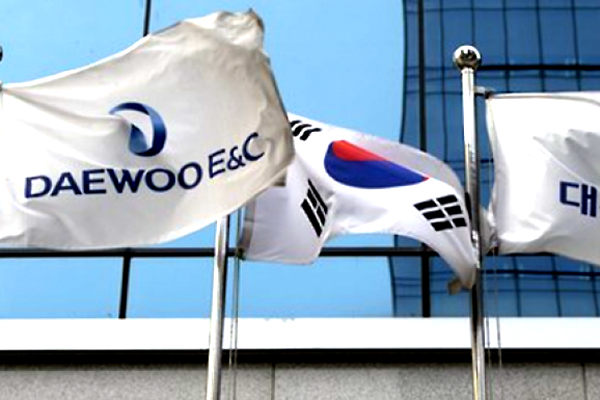 
                
	
                    
	韩国开发银行日前发布公告称，出售大宇建设Daewoo Engineering & Construction50.75%股份。目前，中国建筑工程总公司CSCEC、沙特国家石油公司Saudi Aramco、马来西亚石油公司Petronas都有意竞标