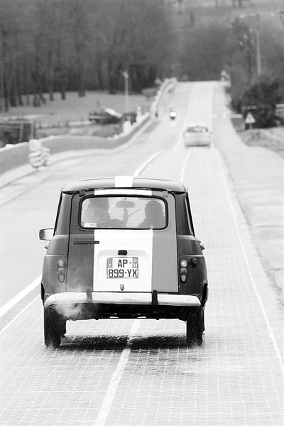 　　太阳能道路 让电动汽车边跑边充电　　　近年来，我国多个城市开始推广电动汽车。但对于使用者来说，充电对于电动汽车仍像是Bug一样的存在，如果有一天，电动汽车摆脱充电桩的束缚，不用到处找充电桩，充电比加油还方便那该有多好