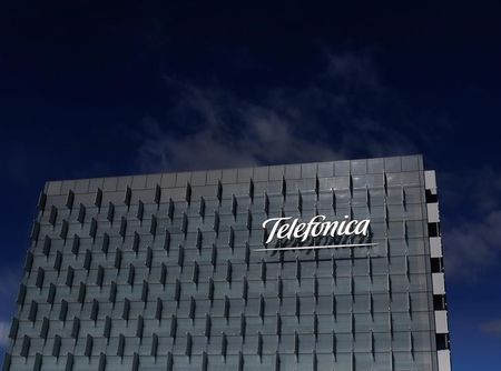 
                
	
                    
	西班牙电信公司Telefonica日前宣布，已经成功以7.905亿欧元价格将旗下子公司Telxius24.8%股份转让给私募股权企业Kohlberg Kravis Roberts（KKR）。

	

	据介绍，此次股权转让是公司在今年2月份宣布剥离Telxius公司40%股份计划的一部分，总规模达到12.75亿欧元