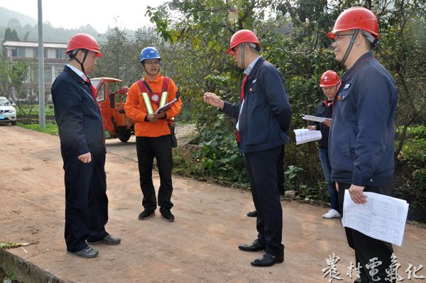 


　　农村电气化网讯：11月8日，遂宁公司总经理何永祥携安质部负责人一行对射洪县万林乡牵牛山村农网工程改造现场安全管控情况进行了督查。明珠公司总经理丁华及相关职能部门负责人陪同