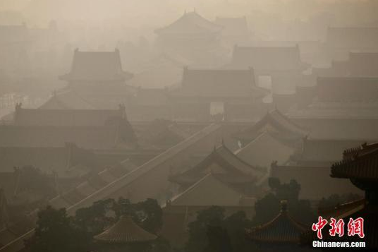 
            	今后，北京市空氣重污染一旦達(dá)到黃色預(yù)警，制造業(yè)企業(yè)就要通過停限產(chǎn)予以響應(yīng)，且市級空氣重污染應(yīng)急企業(yè)增加500余家，達(dá)到712家。此間媒體19日報(bào)道，《北京市空氣重污染應(yīng)急工業(yè)分預(yù)案（2017年版）》正式出臺(tái)