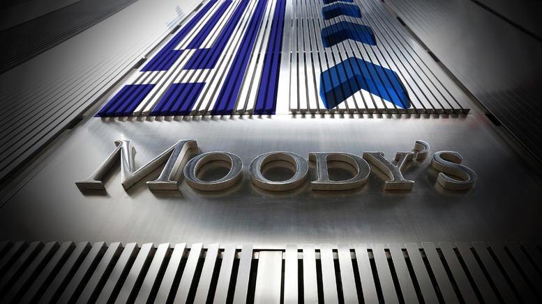 
                
	
                    
	由于公司能源业务“极度恶化”，穆迪投资者服务公司（Moody's Investors Service）周四下调通用电气（General Electric）的长期债务评级。

	

	评级机构将无担保债券从A1下调至A2，这仍然是投资级别的债务，但现在距离穆迪的最高评级有六步之遥