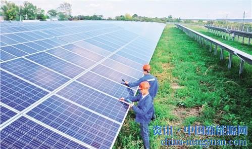                                                                                                                                                 
	　　由北京七星华电科技集团在匈牙利建成和并网发电的1.8兆瓦晶硅太阳能小型光伏电站，占地3.6公顷，设计寿命25年，共安装有6666块组件，预计年发电量为198万千瓦时，每年可减少碳排放600余吨。图为工作人员在做检测