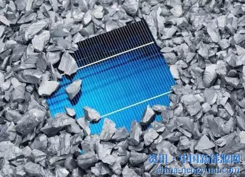                                                                                                                                                 
	　　11月28日晚，多晶巨头保利协鑫及单晶巨头天津中环发布公告，天津中环继1.5亿投资新疆协鑫多晶硅项目后再度增资3亿元，累计投资4.5亿元。股份转让完成后，保利协鑫及天津中环将分别持有新疆协鑫已发行股本的70%及30
