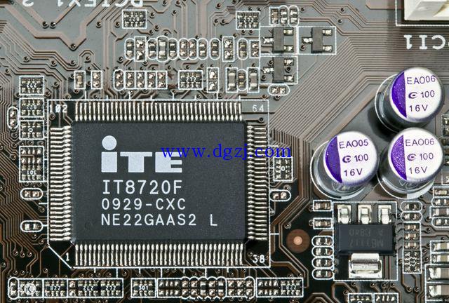 
        	PCB板是什么_PCB板基础知识 
印刷电路板的英文全称为Printed Circuit Board，简称为PCB。 
二十世纪30年代中期，奥地利有位名叫保·埃斯讷的电气工程师率先发明出了印刷电路工艺