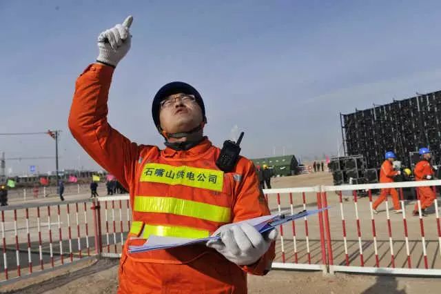 

 
　　“穩(wěn)住、穩(wěn)住，噴油、點火！”

　　“塑料薄膜掉下來了！”

　　12月12日，國網(wǎng)寧東供電公司成功應(yīng)用噴火無人機清除了飄掛在運行中的110千伏徐希甲線13#—14#桿導(dǎo)線上的塑料薄膜，確保了電網(wǎng)安全穩(wěn)定運行。這也是噴火無人機技術(shù)在電網(wǎng)應(yīng)急演練中的首次應(yīng)用，極大地提升了輸電線路異物隱患消除的效率