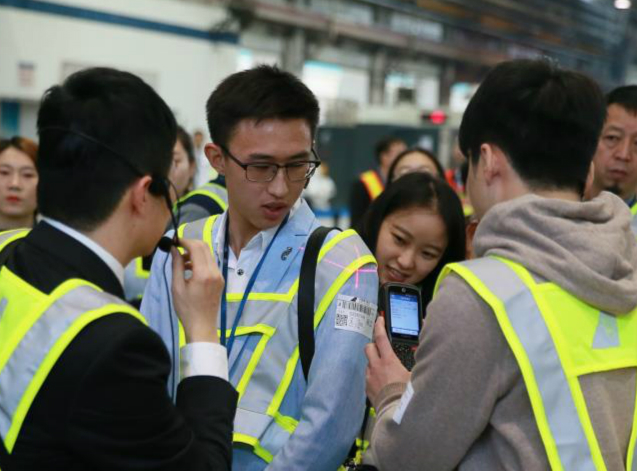 　　航空快遞件是怎么通過飛機(jī)運(yùn)輸?shù)?？旅客下飛機(jī)后怎樣獲知托運(yùn)行李信息？飛機(jī)上運(yùn)輸?shù)呢浳锖托欣疃冀?jīng)過了嚴(yán)格的安檢嗎？帶著這些疑問，12月27日，參加南航2017年第四季度公眾開放日的市民和媒體記者首次走進(jìn)南航位于廣州白云機(jī)場北區(qū)的國內(nèi)貨站，深入了解南航打造的智能物聯(lián)網(wǎng)。  圖片來自央廣網(wǎng) 　　當(dāng)天，市民和媒體參觀的是南航位于廣州白云機(jī)場北區(qū)的國內(nèi)貨站