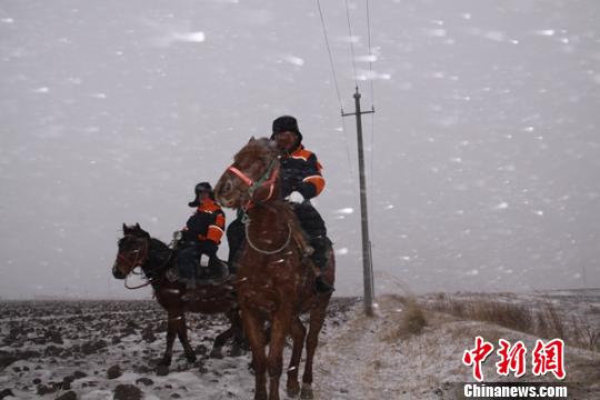 
　　國網(wǎng)昭蘇縣供電公司騎馬巡視輸配電線路?！@剛　攝

　　受強冷空氣影響，新疆27日遭遇一次惡劣暴雪大風沙塵天氣入侵，雨雪天氣席卷北疆，大風揚沙覆蓋南疆，烏魯木齊市區(qū)積雪厚度達到36厘米