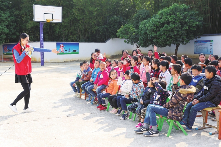 
　　深圳供電局志愿者到對口扶貧的河源市紫金縣四聯(lián)村為小學(xué)全校師生送去電亮安全環(huán)保奇幻布偶劇。

　　廣東省河源市紫金縣四聯(lián)小學(xué)學(xué)生李曉玲展示了“情暖四聯(lián)電亮未來”黑板報