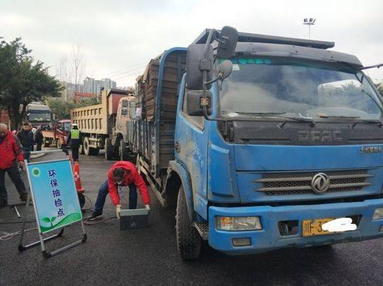 　　“師傅，麻煩停車接受檢查。”1月4日，四川成都成華區(qū)龍港路上，被攔停的貨車通過管道與一塊白色儀器連接