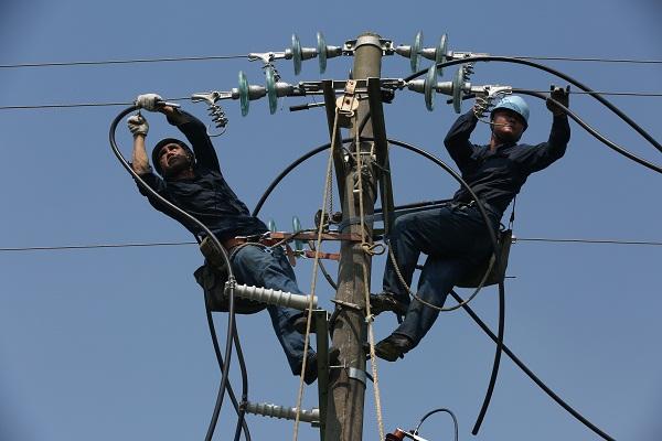 
            	黨的十九大指出，中國特色社會主義進入了新時代。在新時代坐標下，把滿足人民追求美好生活的電力需要作為一切工作的出發(fā)點和落腳點，這是南方電網(wǎng)清遠供電局“人民電業(yè)為人民”優(yōu)良傳統(tǒng)的新時代內涵