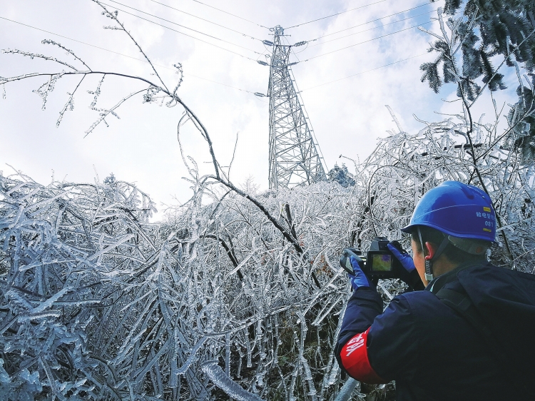 
　　1月8日，廣西電網(wǎng)公司桂林供電局輸電管理所運維五班工作人員正在對覆冰線路進(jìn)行紅外測溫。（唐增航 攝）

　　南網(wǎng)報訊 受較強(qiáng)冷空氣影響，近一周以來全國出現(xiàn)大范圍降溫天氣，華南及云貴高原局地降溫達(dá)10℃以上