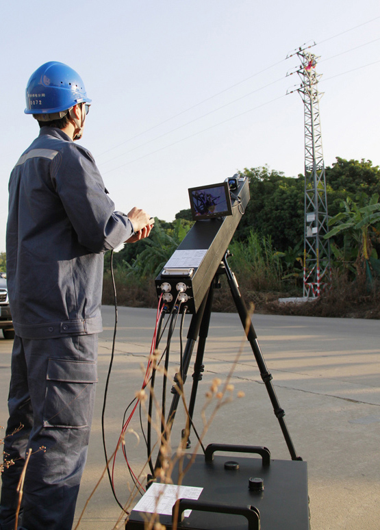 

　　南方電網(wǎng)廣東東莞供電局配網(wǎng)運維人員用配電線路激光清障裝置進行作業(yè)。鐘肖如 攝

　　近期，南方電網(wǎng)配網(wǎng)“激光槍”試驗成功，據(jù)悉，這是南方電網(wǎng)范圍內首次將激光清障技術運用到配網(wǎng)