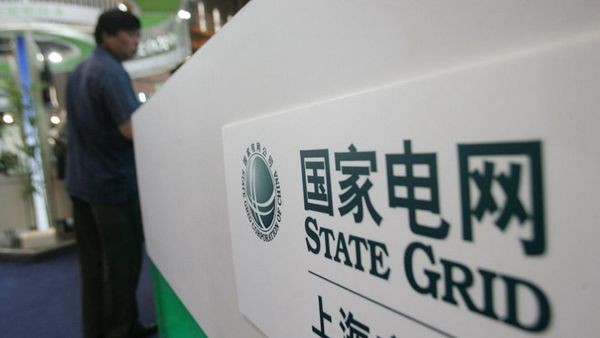 
            	全球最大的公用事業(yè)企業(yè)日前對(duì)外宣布了一個(gè)新目標(biāo)，這個(gè)目標(biāo)不僅將更好服務(wù)其超過(guò)11億人的龐大客戶群，還可能永久改變能源行業(yè)與互聯(lián)網(wǎng)行業(yè)的全球格局。正在舉行的國(guó)家電網(wǎng)公司第三屆職工代表大會(huì)第三次會(huì)議暨2018年工作會(huì)議上，國(guó)家電網(wǎng)首次提出，要開(kāi)啟建設(shè)具有卓越競(jìng)爭(zhēng)力的世界一流能源互聯(lián)網(wǎng)企業(yè)新征程