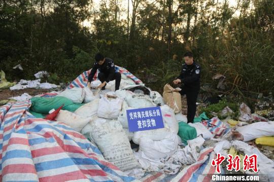 
            	圖為海關(guān)查獲的洋垃圾　韋雪峰　攝南寧海關(guān)22日通報，1月19日凌晨，該關(guān)在福州海關(guān)緝私局和地方公安機(jī)關(guān)的協(xié)助下，開展打擊洋垃圾走私專項行動，出動警力95人，抓獲犯罪嫌疑人11名，查獲廢塑料、廢輪胎現(xiàn)貨100余噸，打掉2個洋垃圾走私團(tuán)伙。經(jīng)查，2017年5月至今，以馬某某、周某某為首的走私團(tuán)伙，向貨主攬取境外的洋垃圾等貨物，然后通過廣西崇左市中越邊境非設(shè)關(guān)地將廢塑料、廢輪胎等走私入境后，再拉往南寧駁裝大車再運往廣東等地