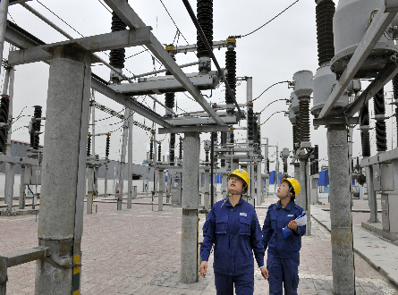 
            	近日，記者從陜西地電年終工作會上獲悉，2018年該企業(yè)將繼續(xù)加大電網建設投資力度，投資66．31億元推進電網高質量發(fā)展。據(jù)了解，去年陜西地電售電量突破400億千瓦時，營業(yè)收入在電價下調、政策抑制的大環(huán)境下奮力上揚，保持在200億元規(guī)模，資產達到300億元，主要經營指標快速增長，持續(xù)向好