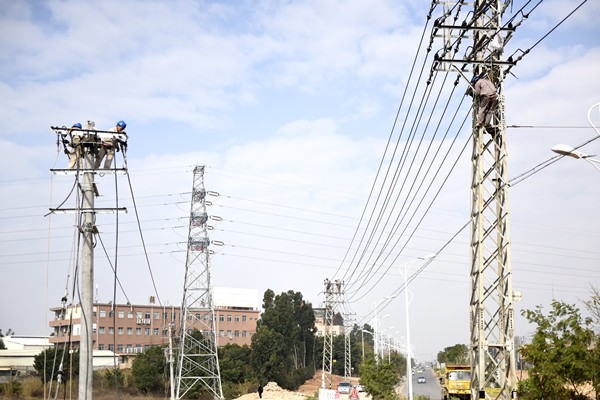 
            	日前，晉江供電公司技術人員對安海鎮(zhèn)北環(huán)路庵前橋到侯厝橋路段的電線桿進行遷移，為北環(huán)路道路拓寬及居民出行提供有利條件。該公司連續(xù)幾天加班加點，在春運前完成該路段地面架空電線的“大搬家”