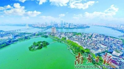 
            	2017年惠州市空氣質(zhì)量連續(xù)4年全面達(dá)標(biāo)，空氣質(zhì)量指數(shù)居珠三角首位。資料圖片2017年廣東省城市環(huán)境空氣綜合質(zhì)量指數(shù)排名35微克／立方米、28微克／立方米――廣州、深圳，兩座人口過千萬(wàn)的特大城市，在國(guó)內(nèi)一線城市中率先突圍，PM2．5達(dá)標(biāo)！其中深圳已是連續(xù)四年達(dá)標(biāo)，廣州則實(shí)現(xiàn)零的突破！珠三角PM2．5繼續(xù)達(dá)標(biāo)，珠三角空氣質(zhì)量整體狀況在全國(guó)重點(diǎn)區(qū)域居于前列